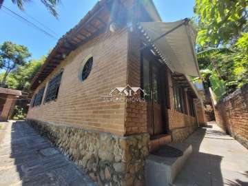 Casa à venda em Carangola, Petrópolis - RJ